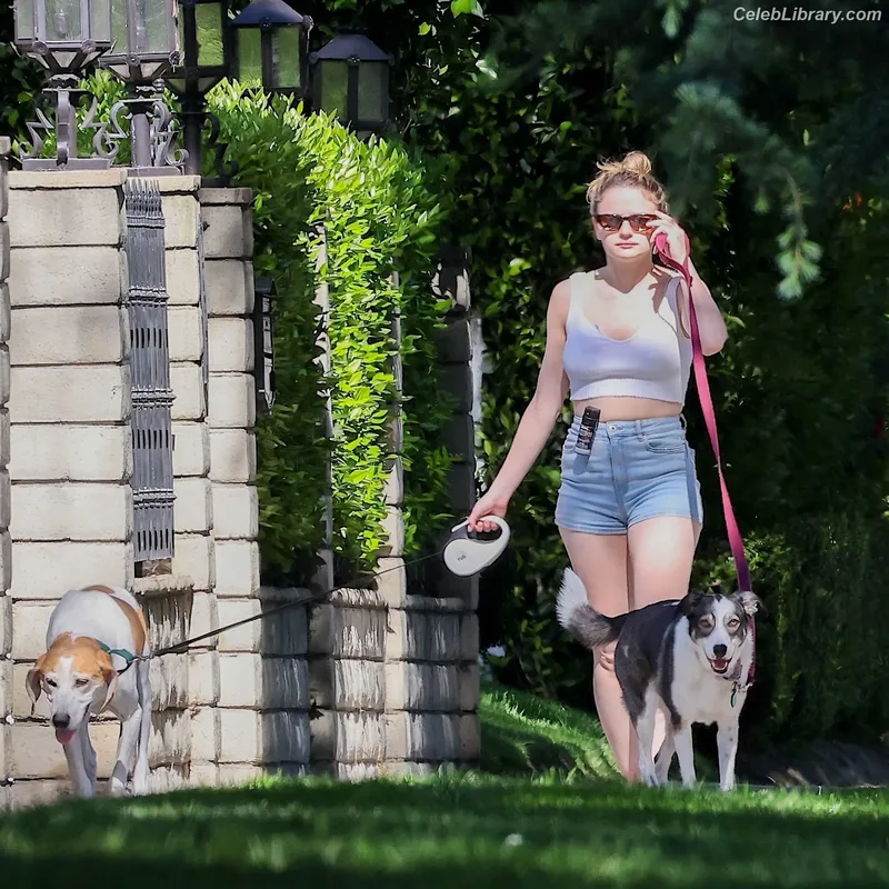 Joey King photo 22 of 1505