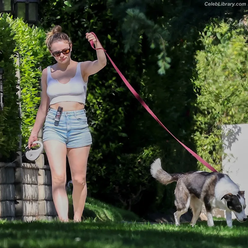 Joey King photo 6 of 1505