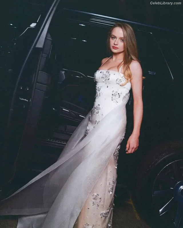 Joey King photo 3 of 1505