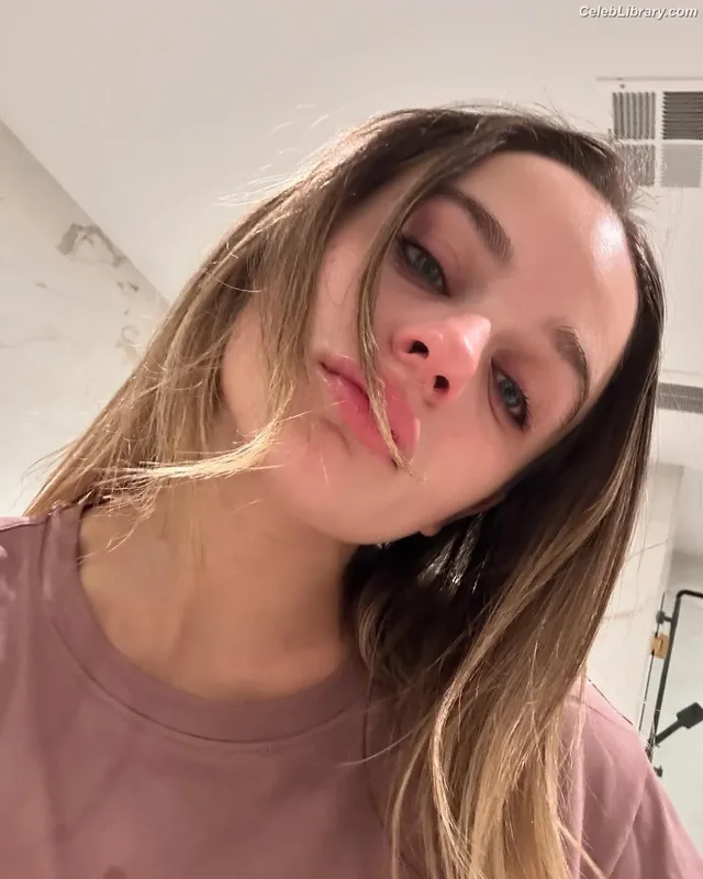 Joey King photo 17 of 1505