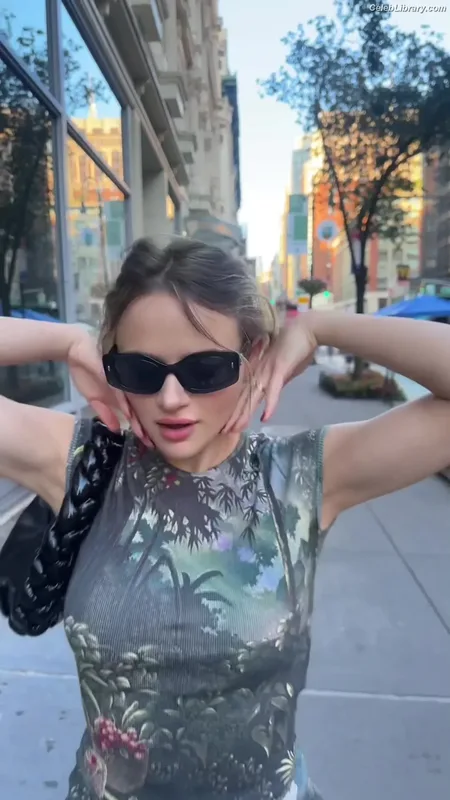 Joey King photo 17 of 1505
