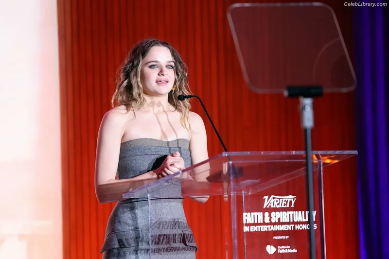 Joey King photo 1 of 1505