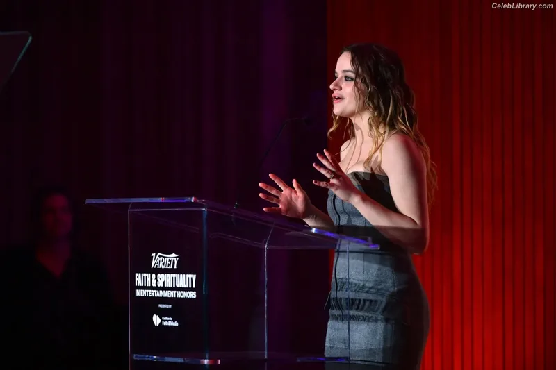 Joey King photo 8 of 1505