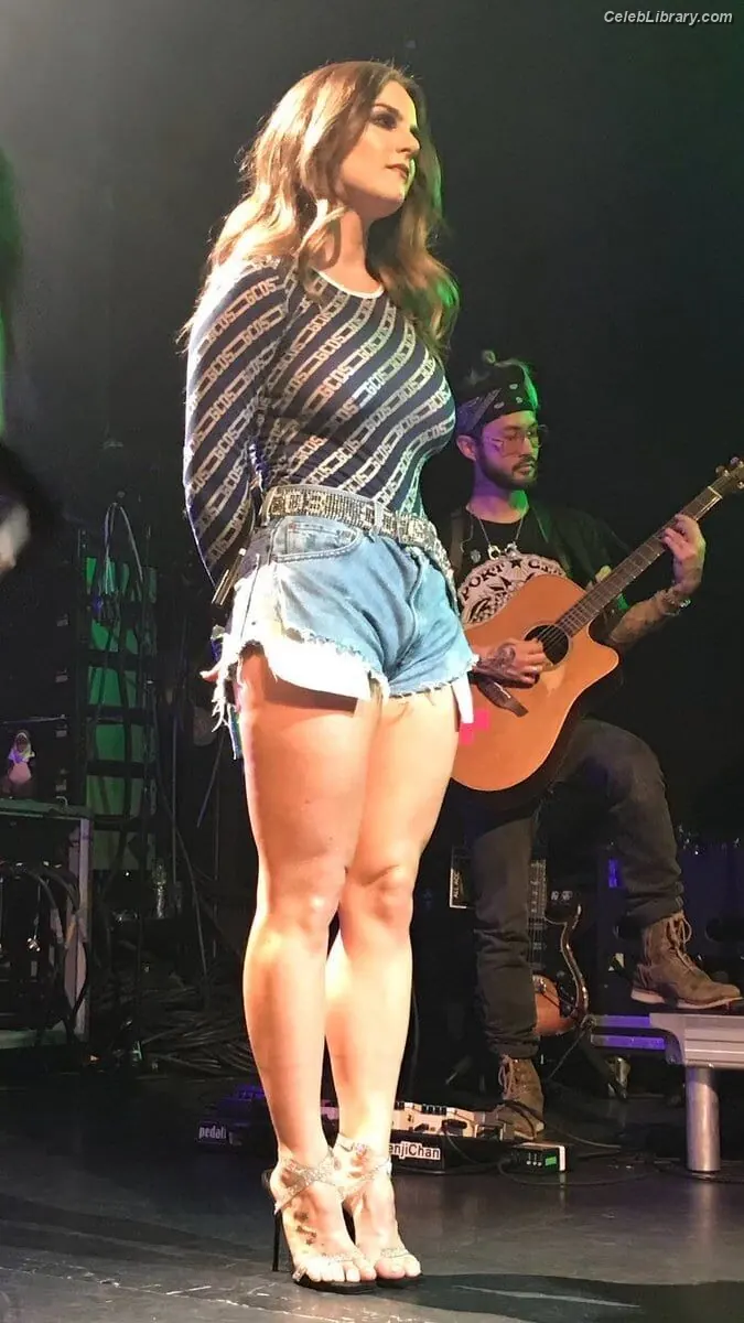 Jojo Levesque photo 13 of 403