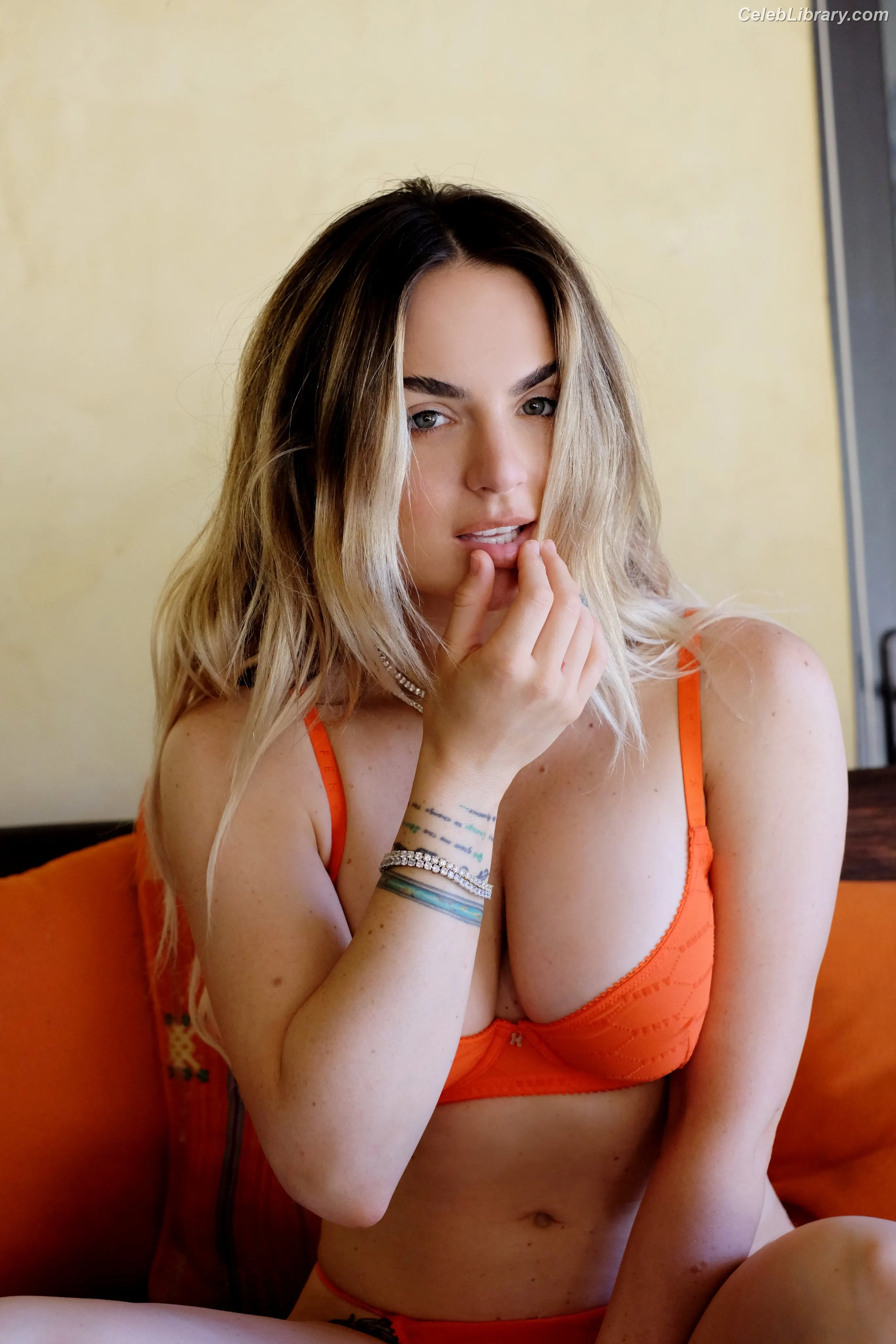 Jojo Levesque photo 11 of 403