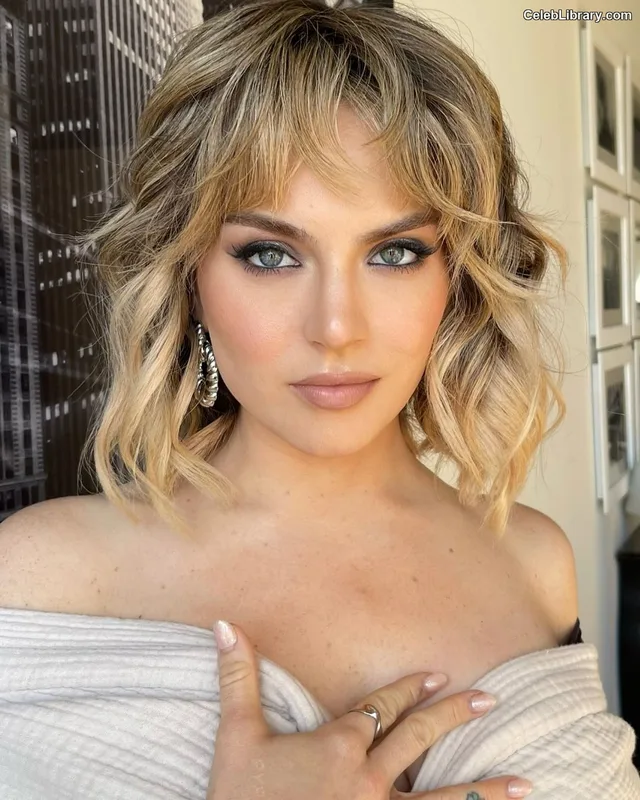 Jojo Levesque photo 15 of 400