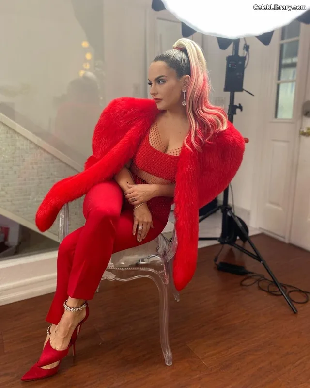 Jojo Levesque photo 23 of 400