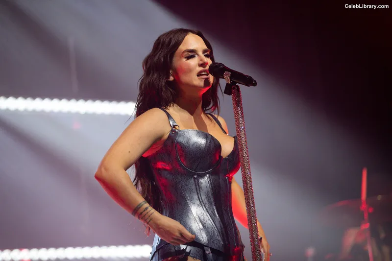 Jojo Levesque photo 2 of 400
