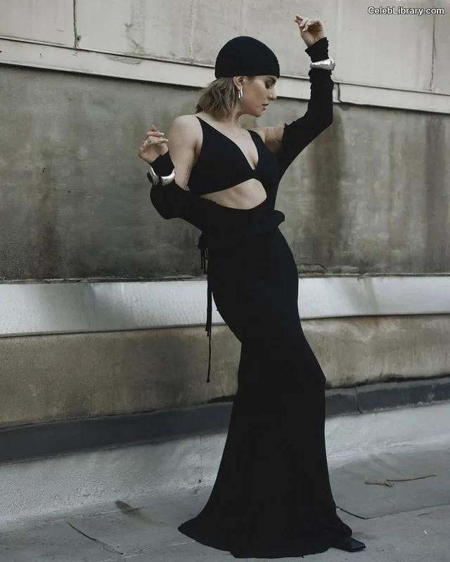 Jojo Levesque photo 11 of 400