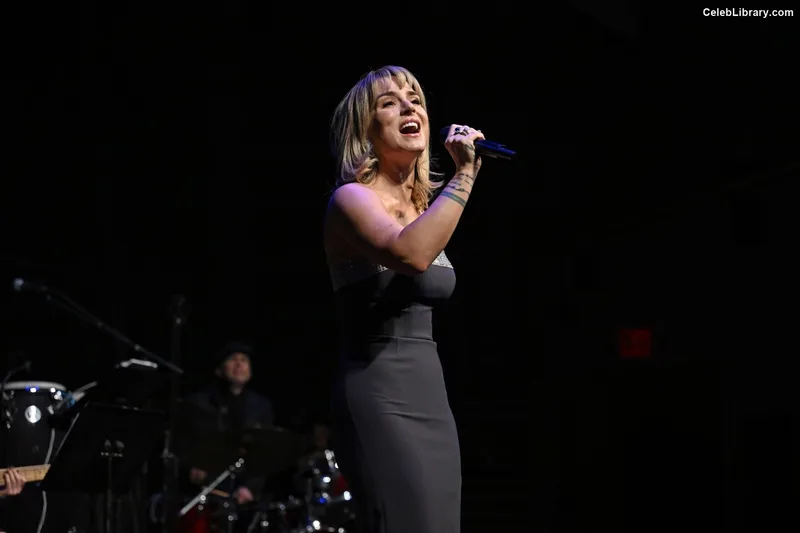 Jojo Levesque photo 11 of 400