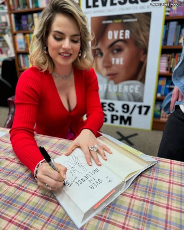 Jojo Levesque photo 5 of 400