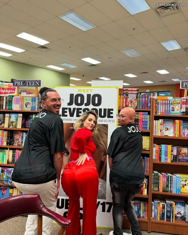 Jojo Levesque photo 6 of 400