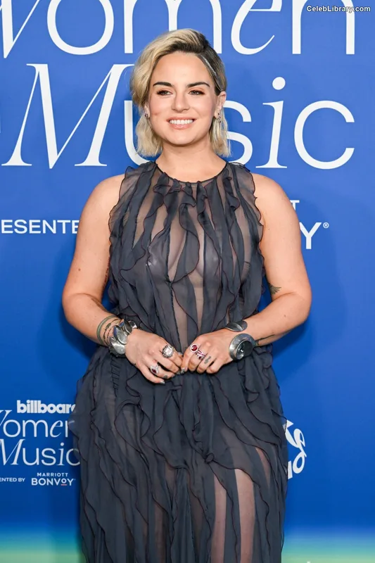 Jojo Levesque photo 1 of 400