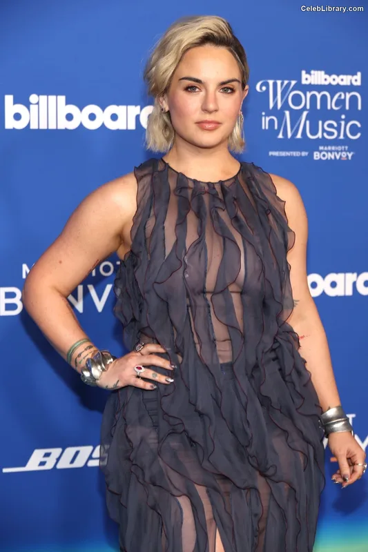 Jojo Levesque photo 4 of 400