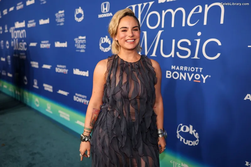 Jojo Levesque photo 10 of 400