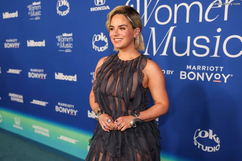 Jojo Levesque photo 11 of 400