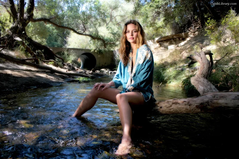 Josie Maran photo 21 of 25