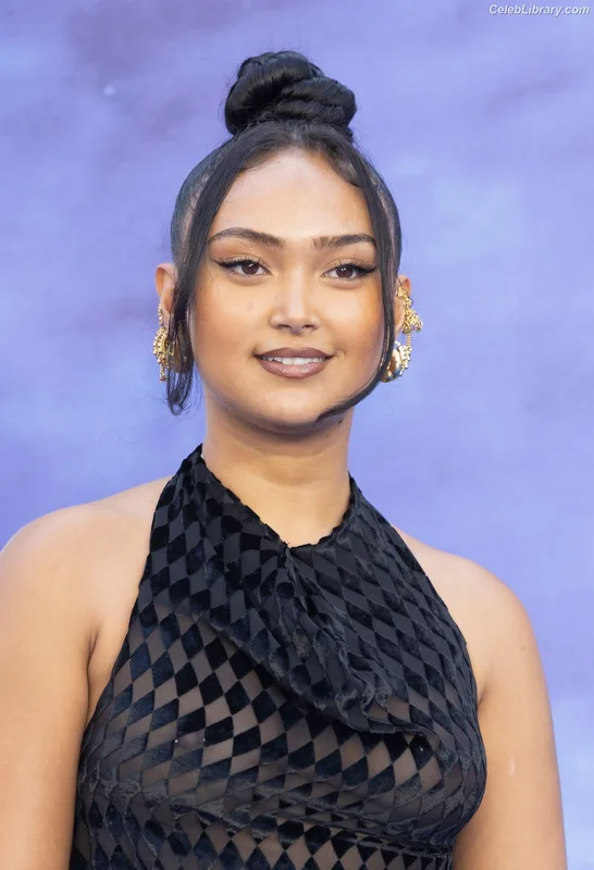 Joy Crookes photo 6 of 21