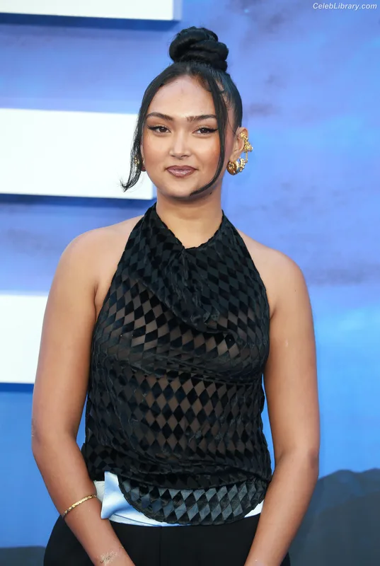 Joy Crookes photo 7 of 21