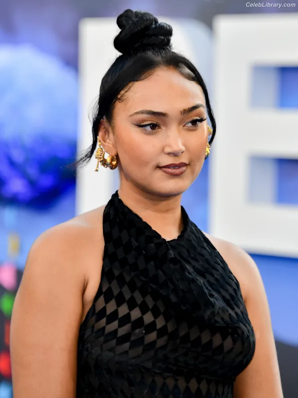 Joy Crookes photo 8 of 21