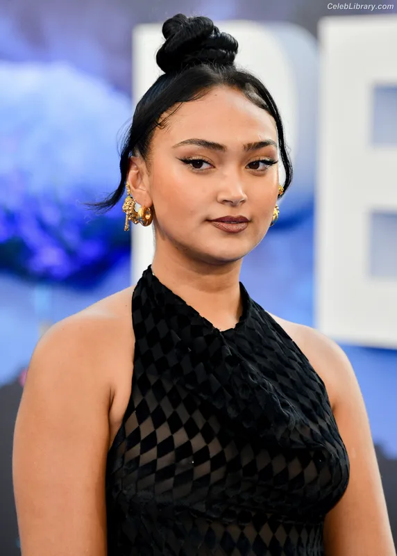 Joy Crookes photo 9 of 21