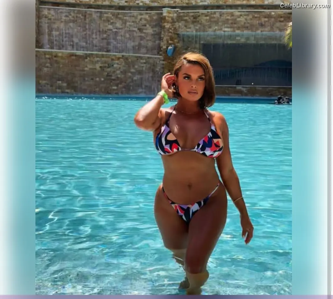 Joy Taylor photo 10 of 1109