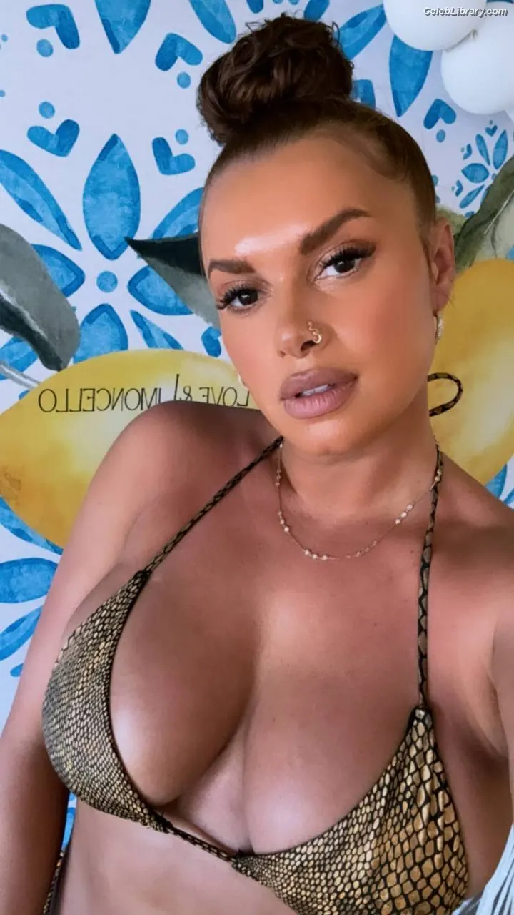 Joy Taylor photo 12 of 1109
