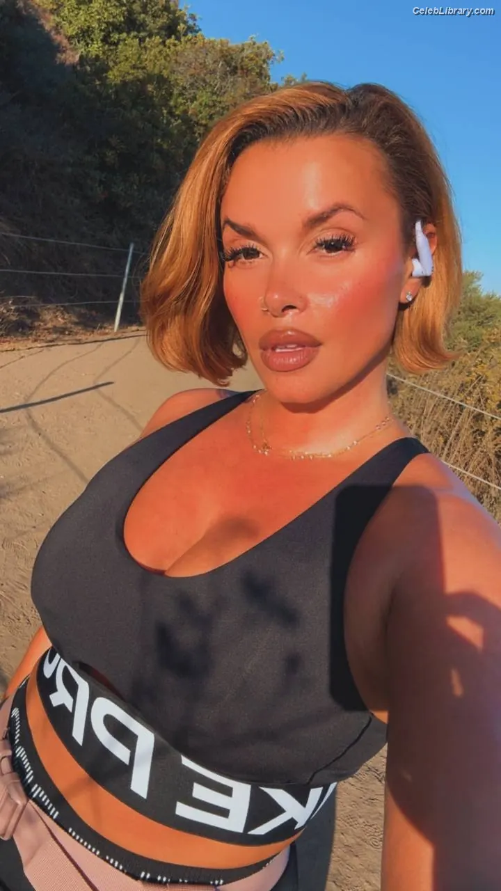 Joy Taylor photo 13 of 1109