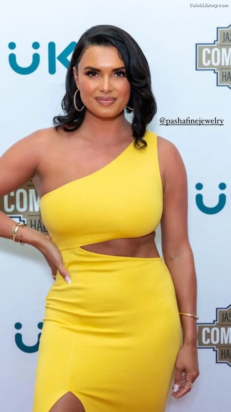 Joy Taylor photo 19 of 1109