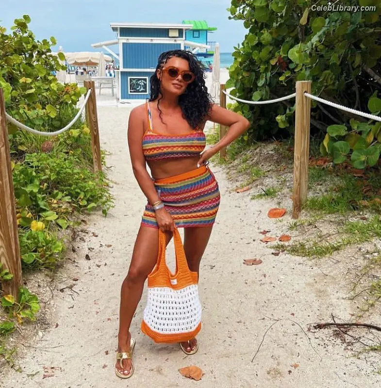 Joy Taylor photo 2 of 1109