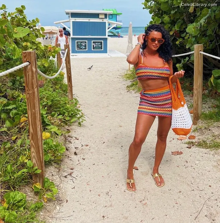 Joy Taylor photo 4 of 1109
