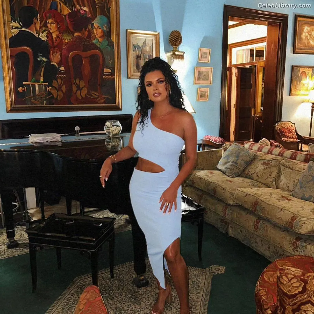 Joy Taylor photo 11 of 1109