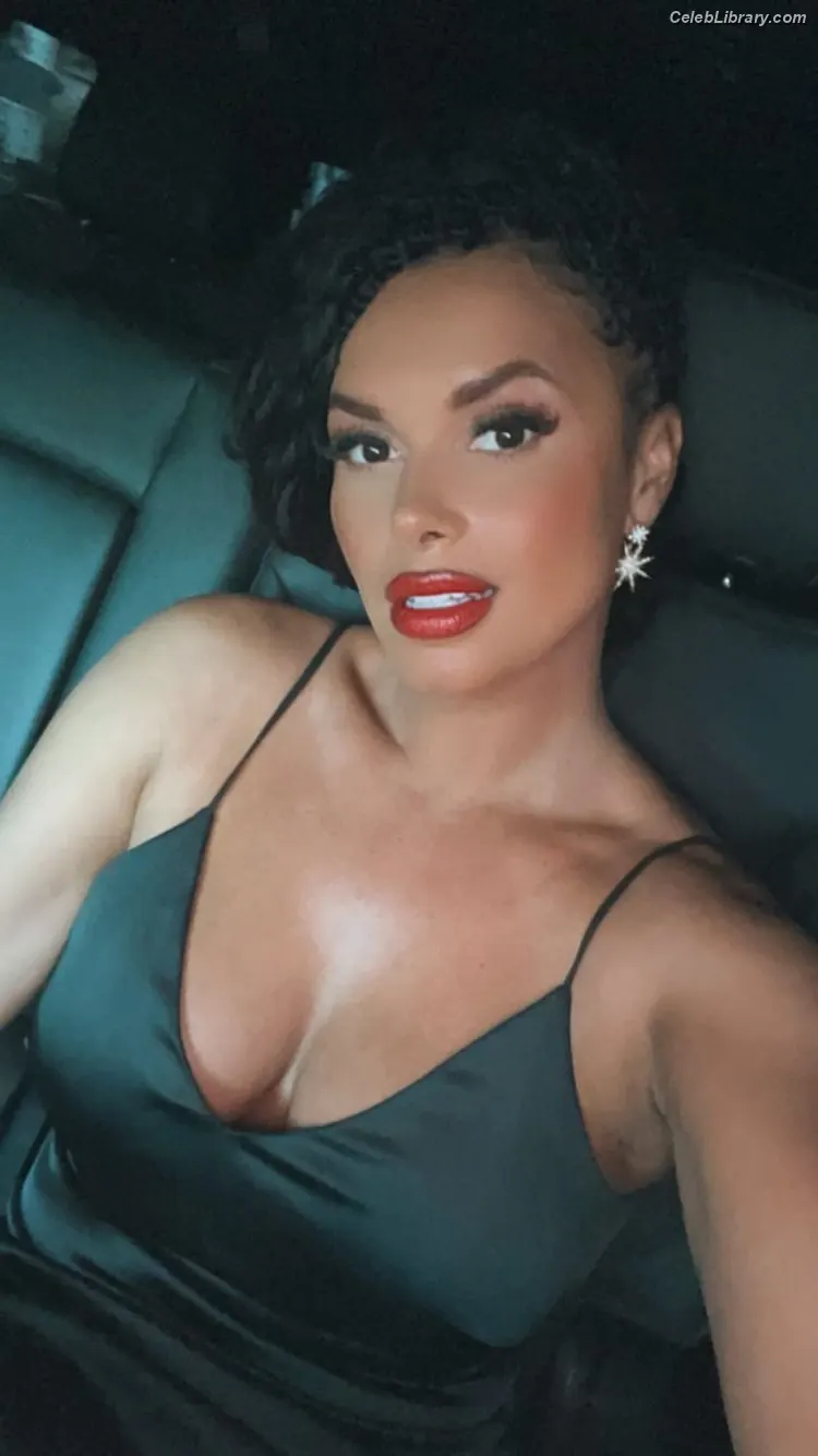 Joy Taylor photo 14 of 1109