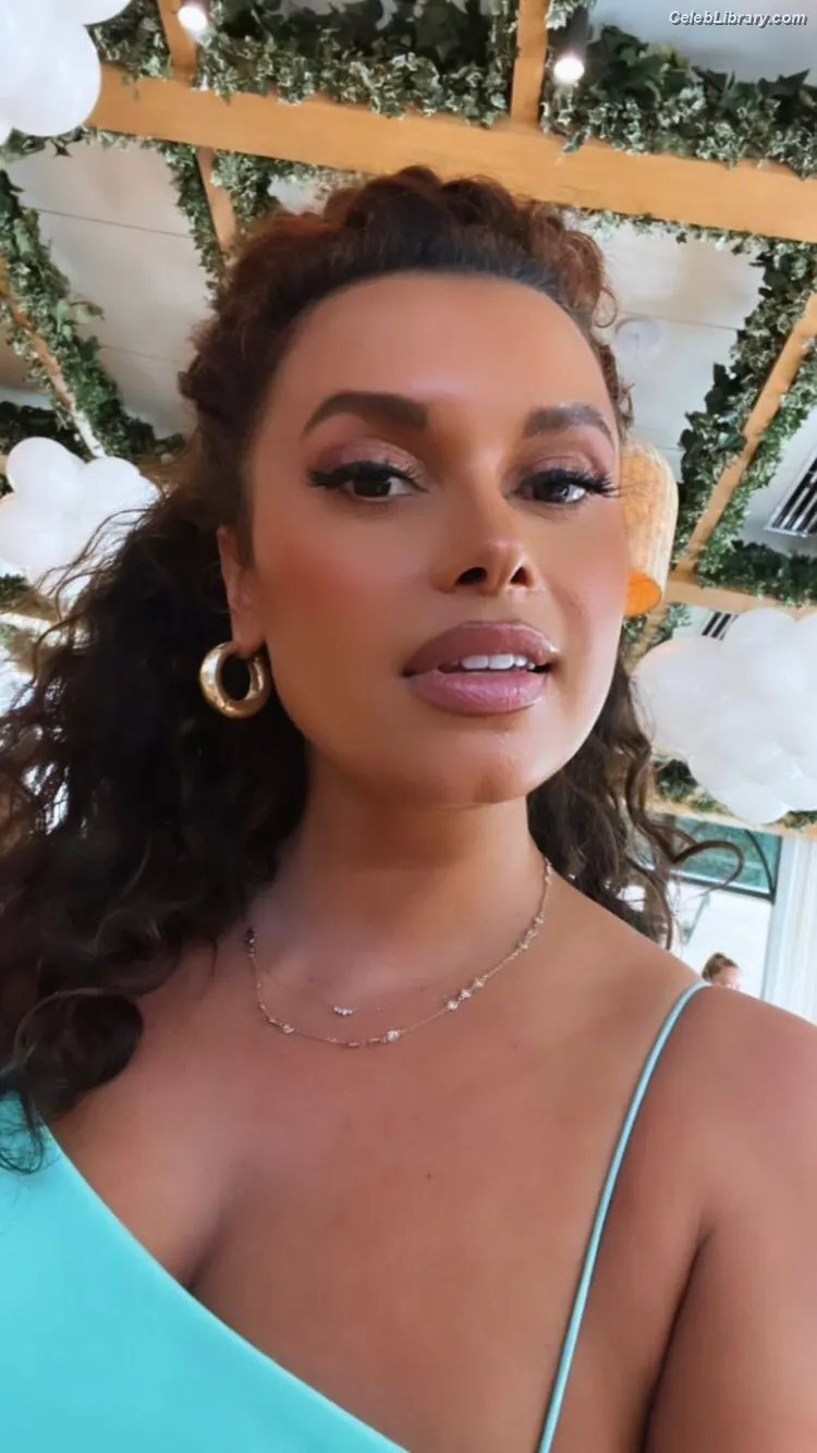 Joy Taylor photo 8 of 1109