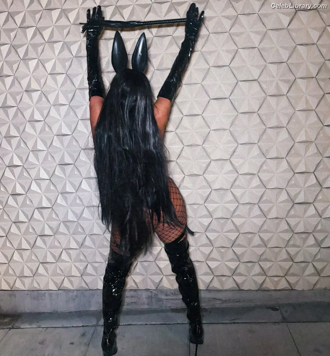 Joy Taylor photo 1 of 1109