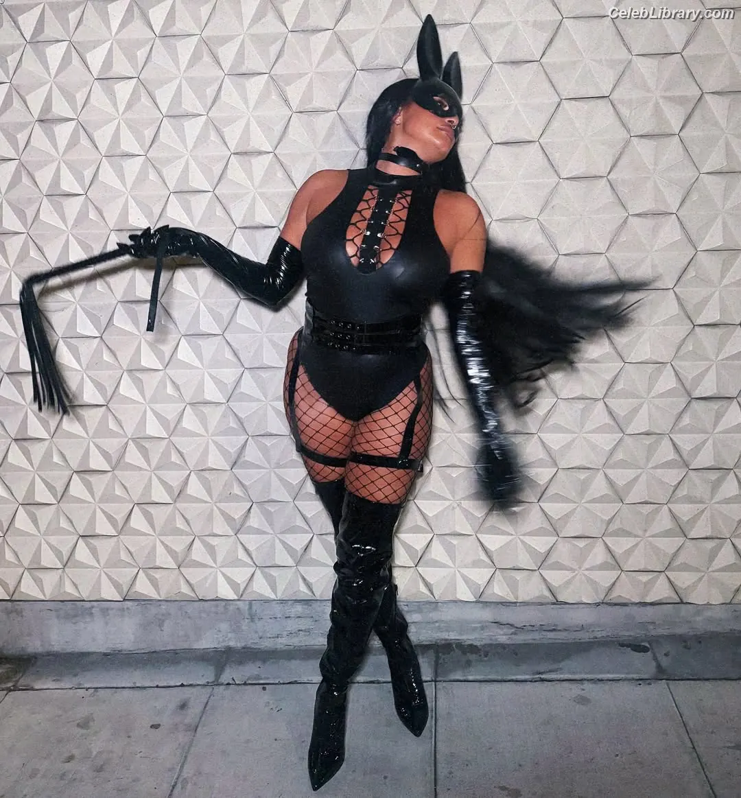 Joy Taylor photo 2 of 1109
