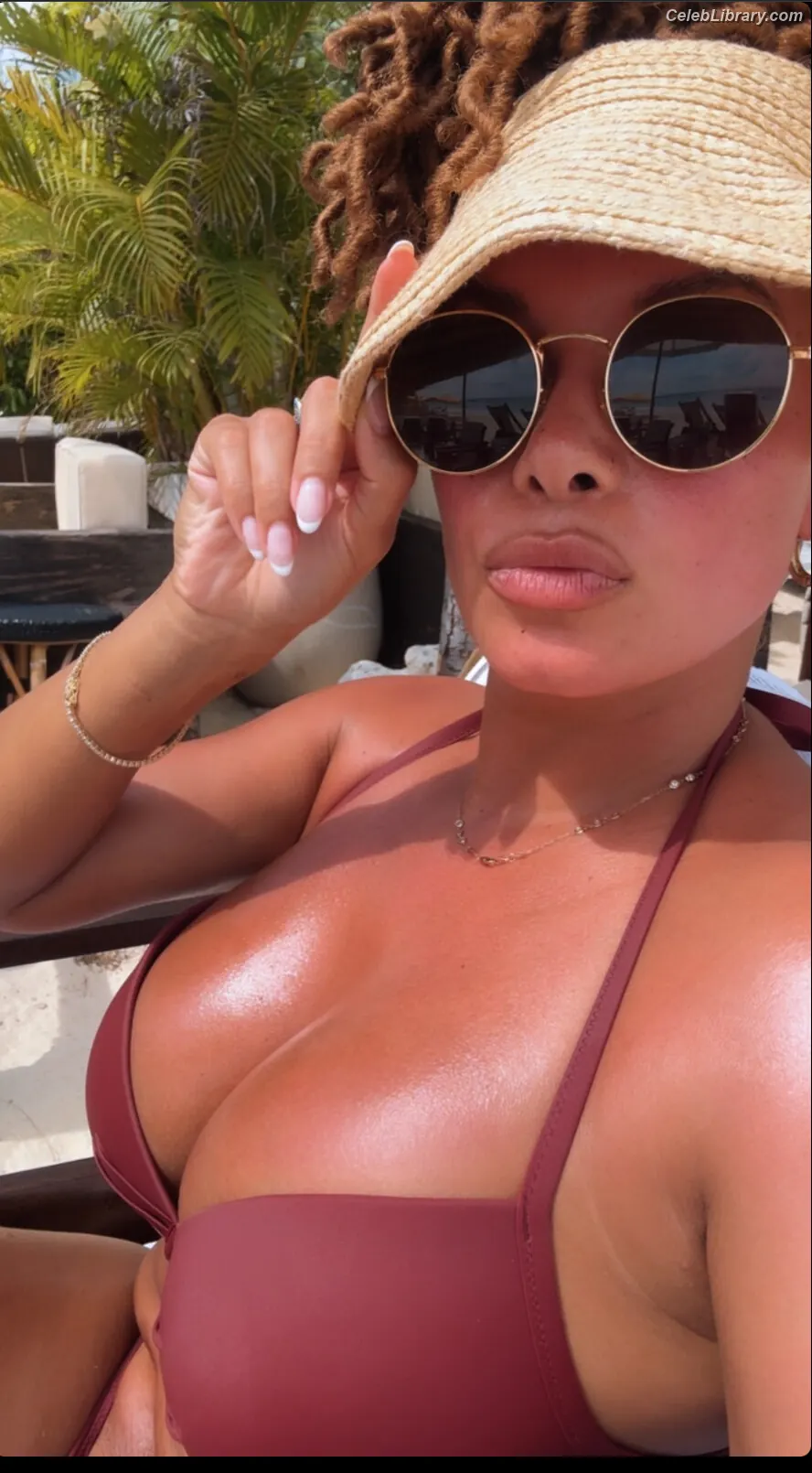 Joy Taylor photo 7 of 1109