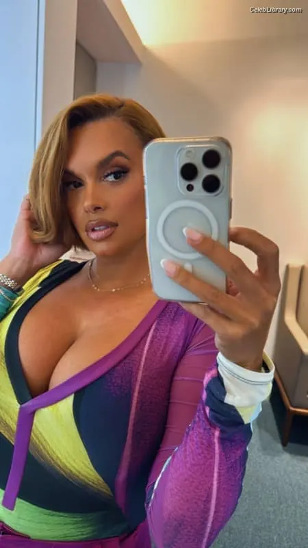 Joy Taylor photo 19 of 1109