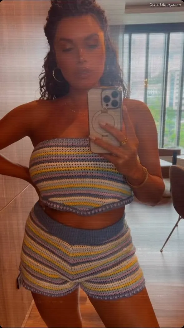 Joy Taylor photo 7 of 1109