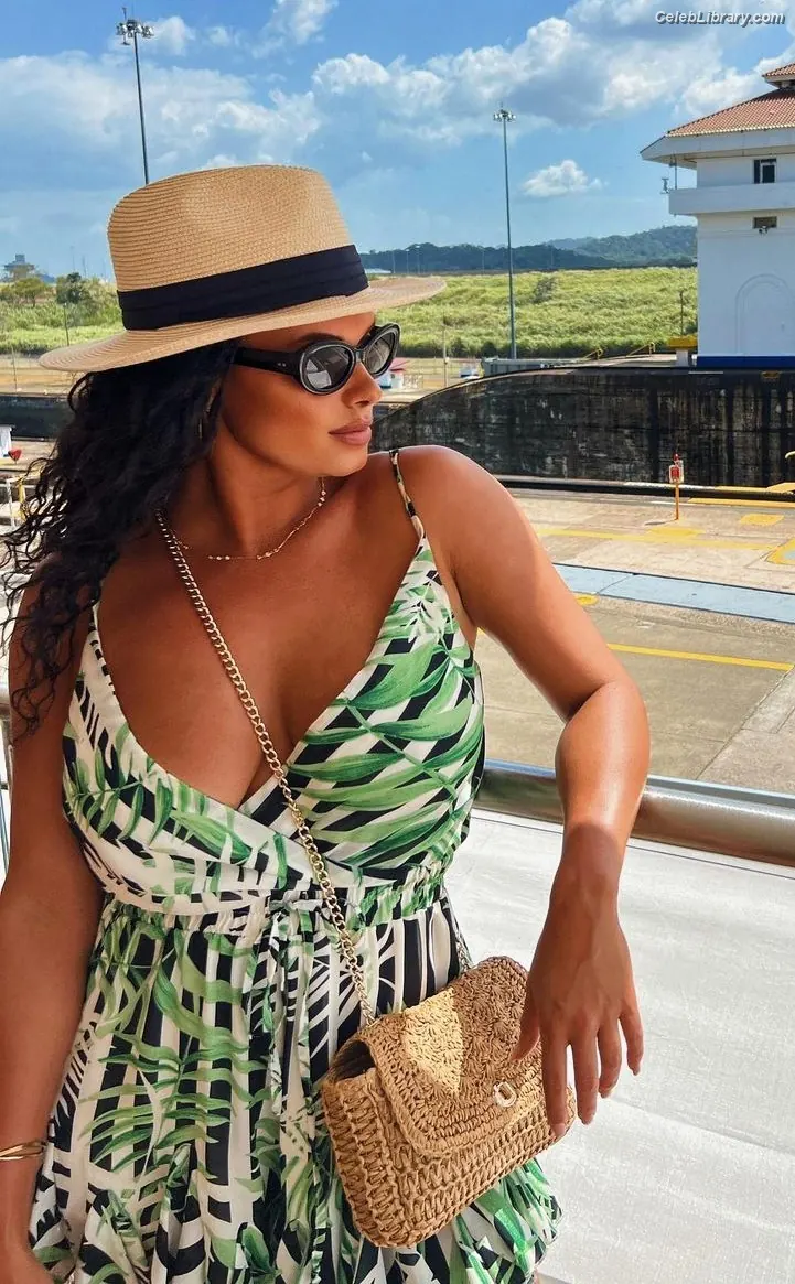 Joy Taylor photo 1 of 1109