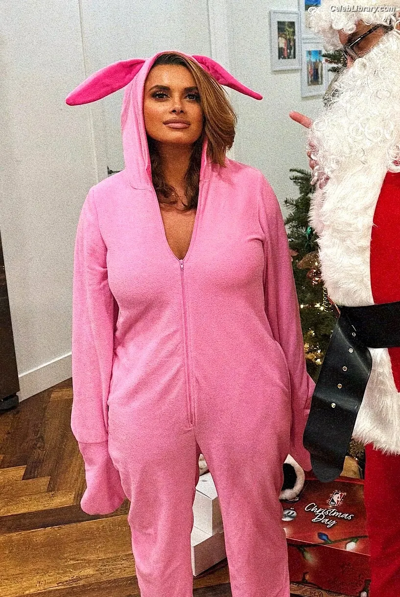 Joy Taylor photo 1 of 1109