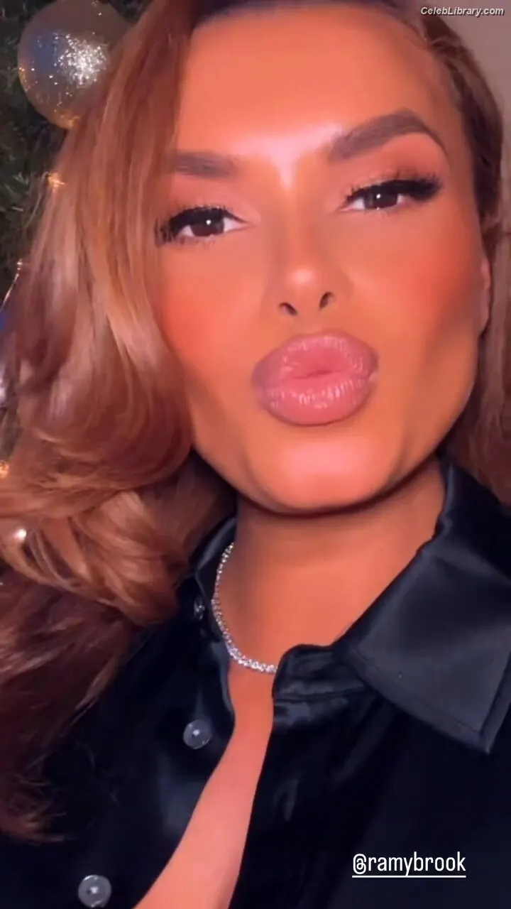 Joy Taylor photo 3 of 1109