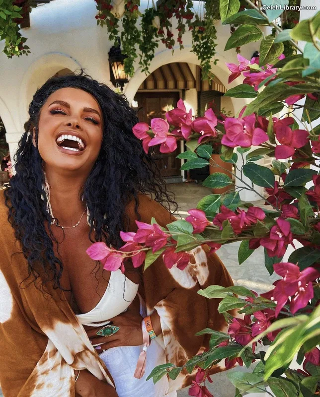Joy Taylor photo 8 of 1109