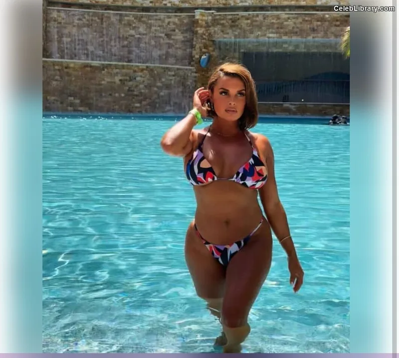 Joy Taylor photo 10 of 1109