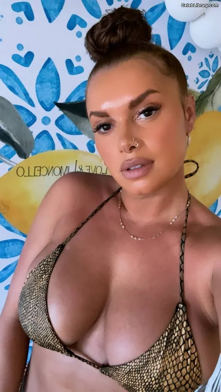 Joy Taylor photo 12 of 1109