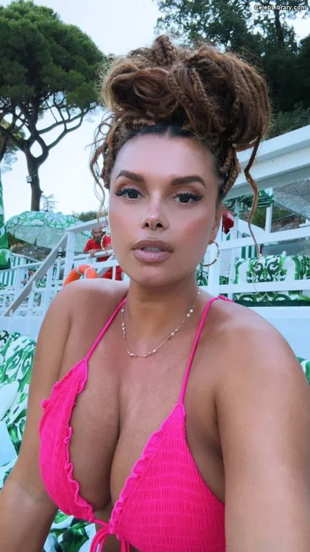 Joy Taylor photo 13 of 1109