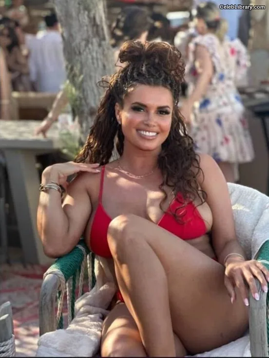 Joy Taylor photo 3 of 1109