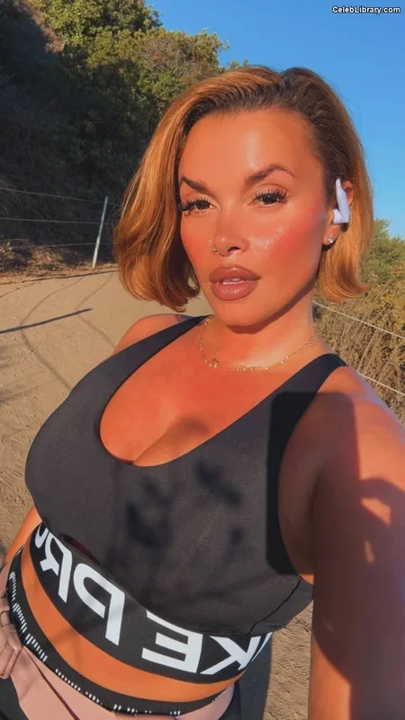 Joy Taylor photo 13 of 1109