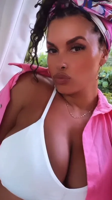 Joy Taylor photo 11 of 1109