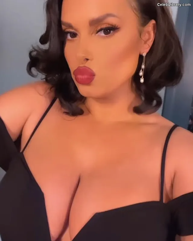 Joy Taylor photo 2 of 1109